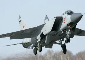 Letoun MiG-31BM s vytaženým podvozkem