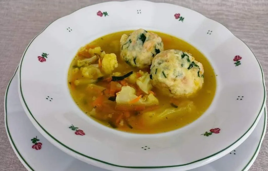 Obrázek receptu na zeleninovou polévku s knedlíčky.