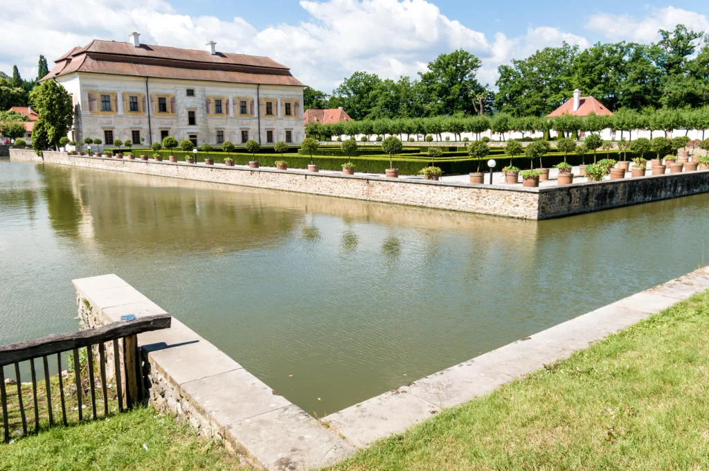 Jako z pohádky, ale bez davů turistů: Češi přehlížejí zámek, který by jim záviděl i Walt Disney.
