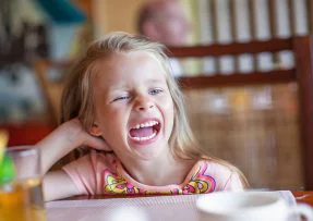 Holčička v restauraci