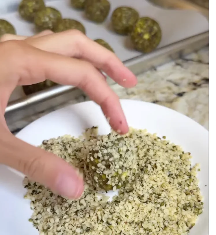 Ze směsi formujeme kuličky, které obalujeme v nasekaných pistáciích.