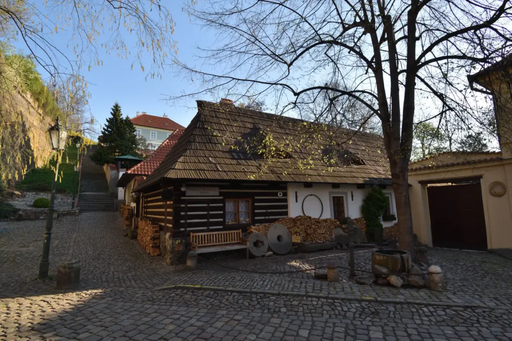 Kavárna s penzionem. 