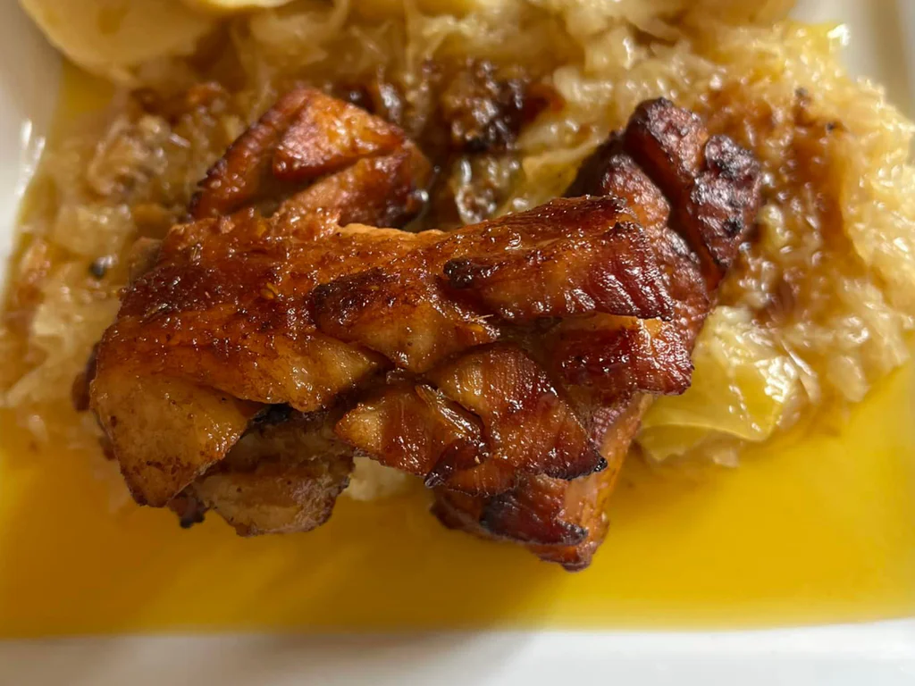 Obrázek k receptu na pečený bůček s bramborovým knedlíkem a zelím