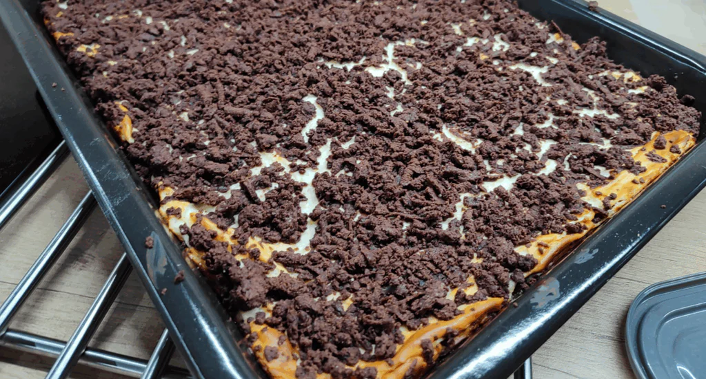 Obrázek k receptu na tvarohový koláč s kakaovou drobenkou