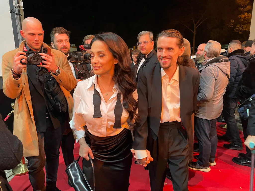 Stříbrná slavice Lucie Bílá dorazila v pánském obleku a se synem Filipem. Foto: Pavel Gwužď / Nextfoto