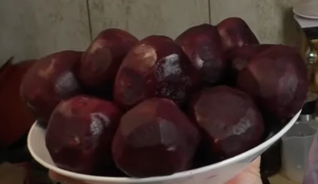 Řepu oloupeme a krájíme dle fantazie a chuti.