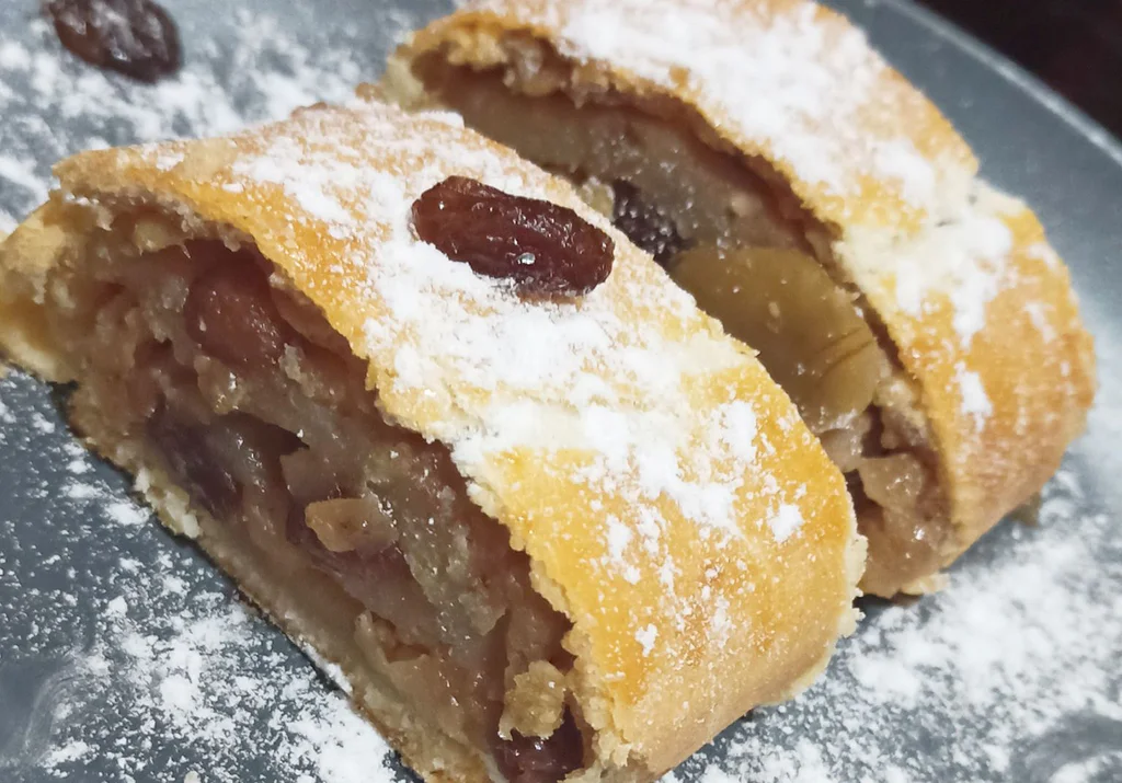 Pečeme štrúdl z domácího těsta, které je tenké a netrhá se