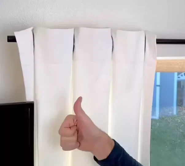 závěs na okně, naaranžovaný