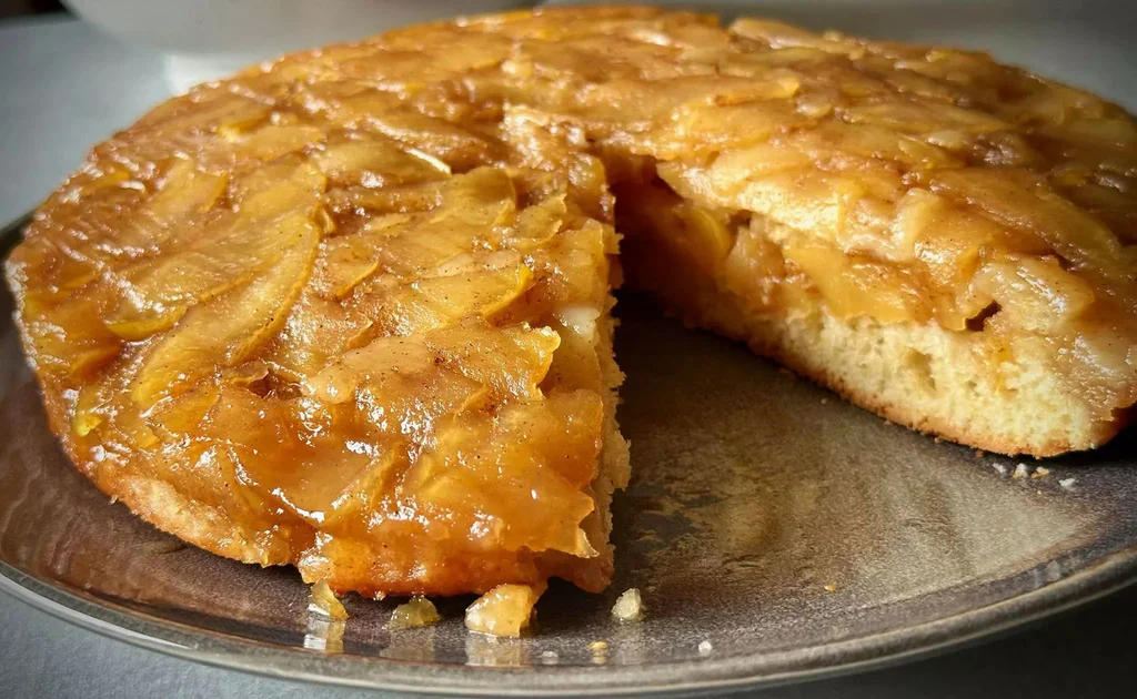 Domácí obrácený jablečný dort