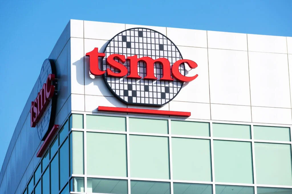 Intel přetáhl klíčového inženýra TSMC. Teď čelí obvinění z krádeže