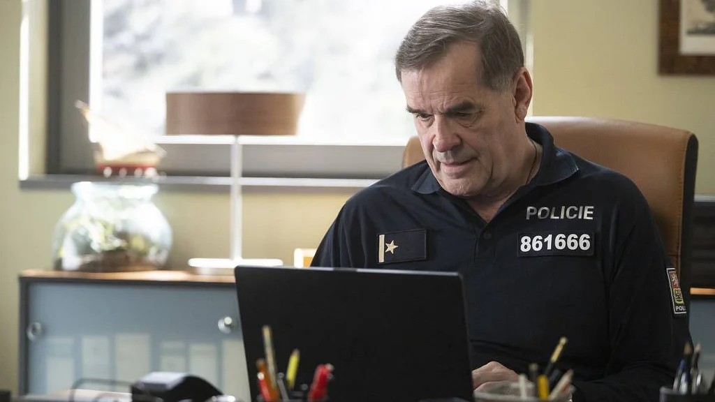 Polabí: Náčelník je ve stresu, ve městě je z policie nepřítel číslo jedna
