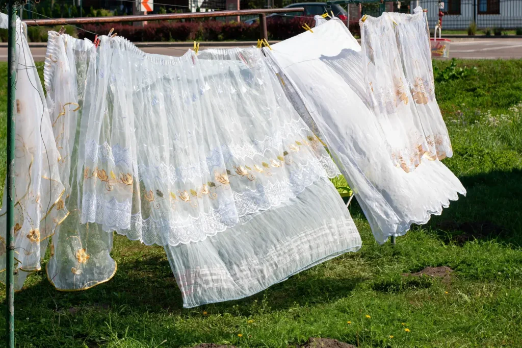 záclony venku na sušáku