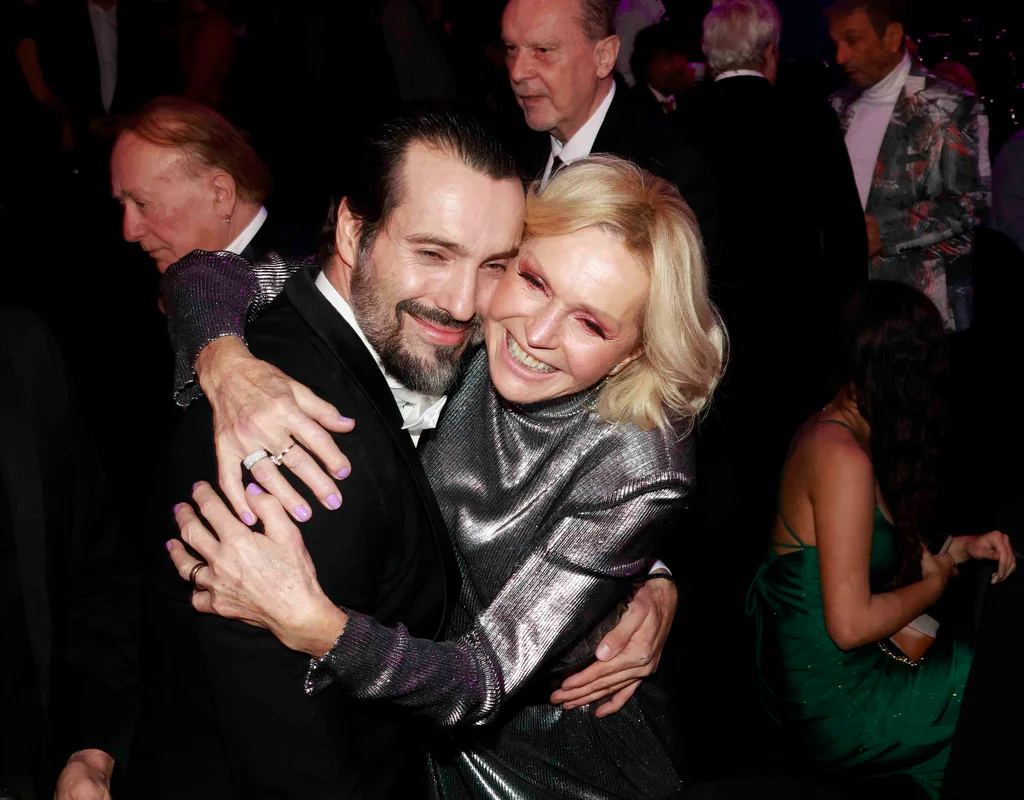 Helena Vondráčková se bavila i bez manžela, objala vítěze Noida. Foto: Nextfoto