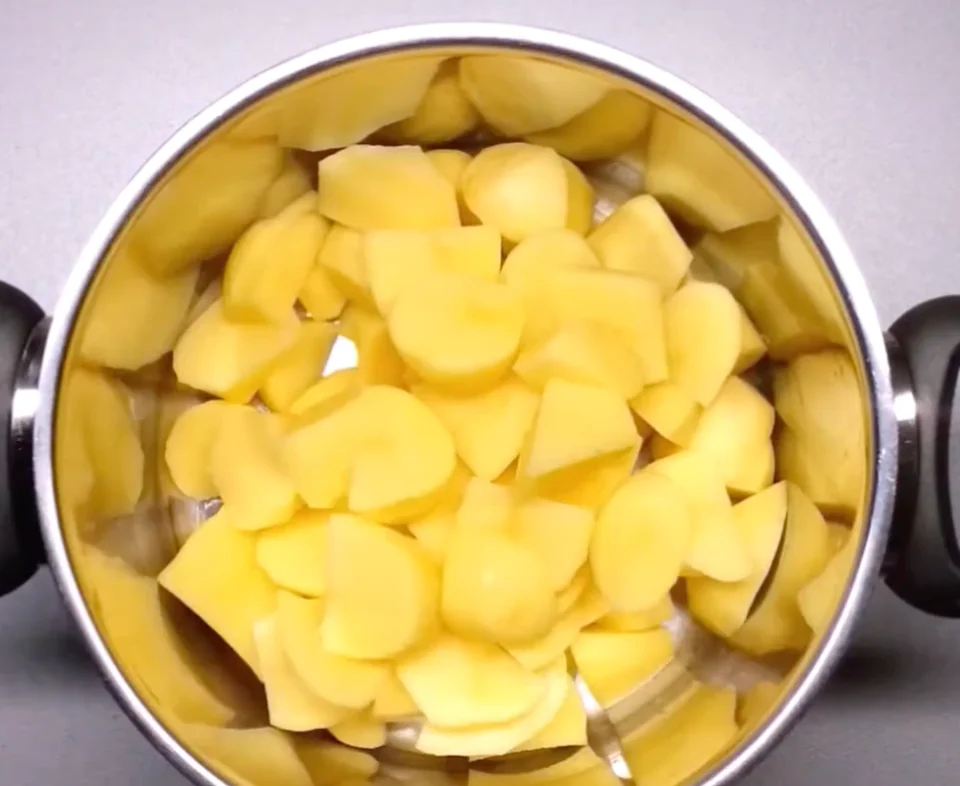 Brambory oloupeme, omyjeme a nakrájíme, zalijeme vodou, osolíme a uvaříme.