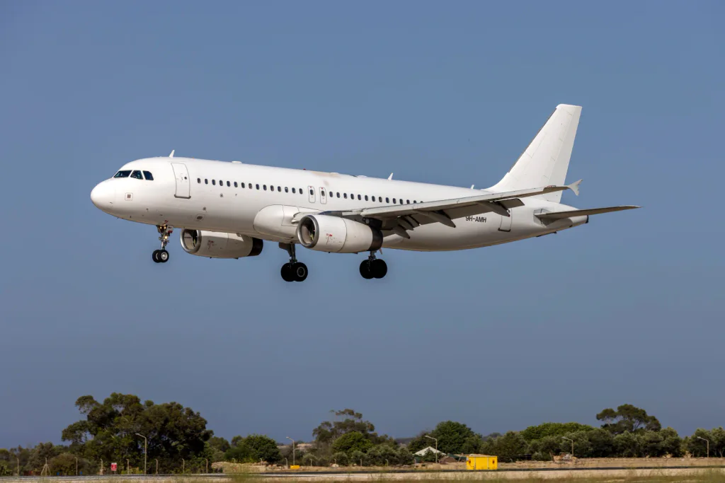 Evropou létal muž, který pilotem nikdy nebyl. Podvedl turisty a bez problémů dosedl také v Praze.