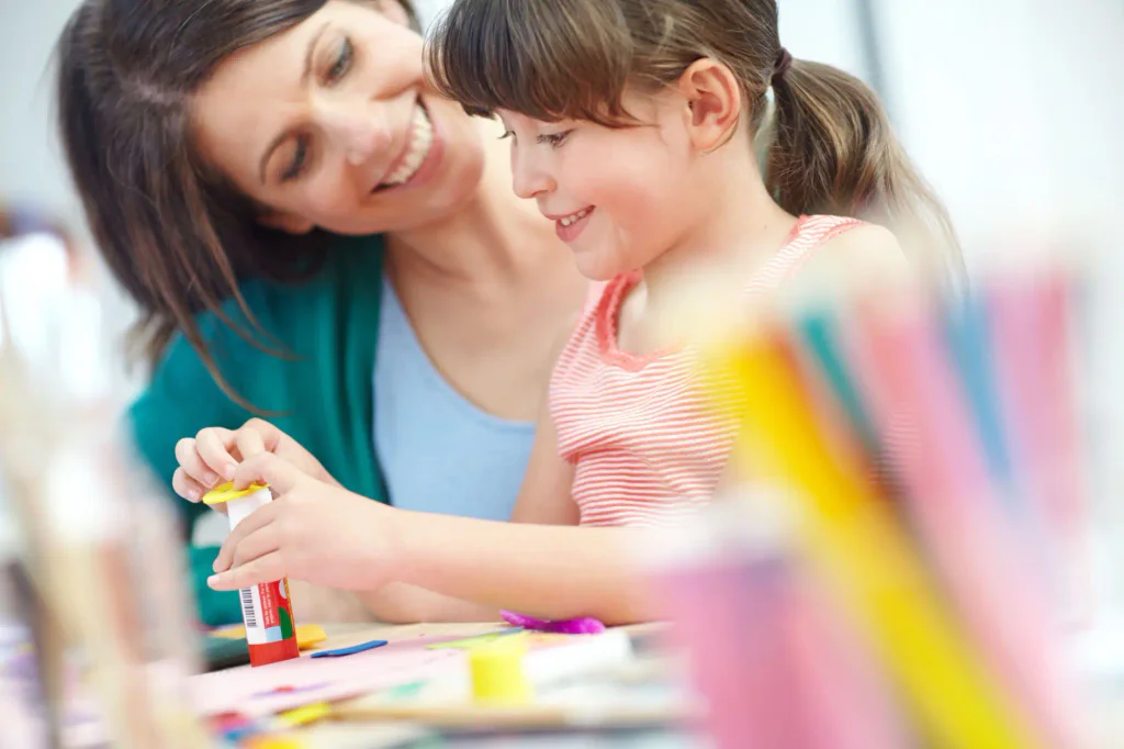 Matka s dcerou se věnují vyrábění 