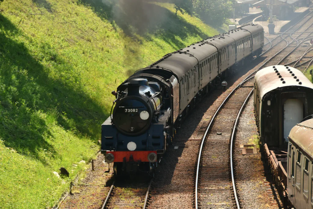 Historický vlak vyráží na trať a Česko šílí. Událost má připomenout den, který všechno změnil.