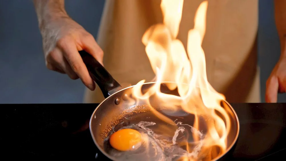 Lahev šumivého nápoje ve skříni 