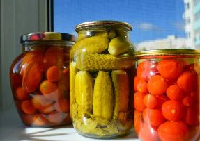 Zavařená rajčata a okurky