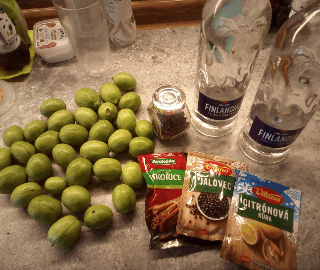 Na přípravu použijeme zelené ořechy nasbírané na sv. Jana.