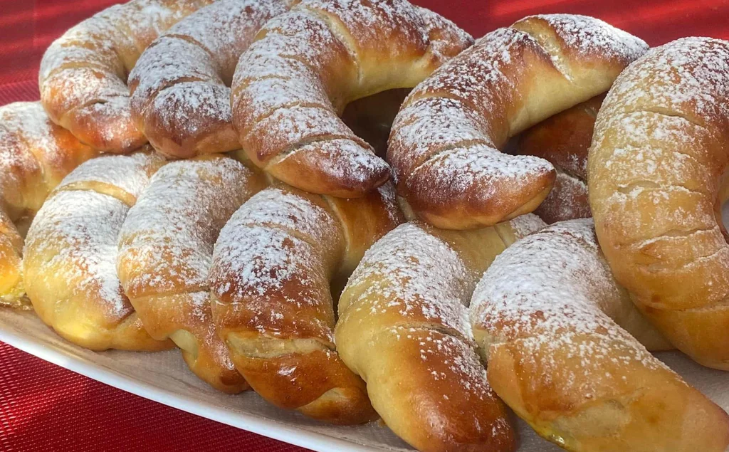 Obrázek receptu na Kynuté plněné loupáčky: plněné sladké rohlíky