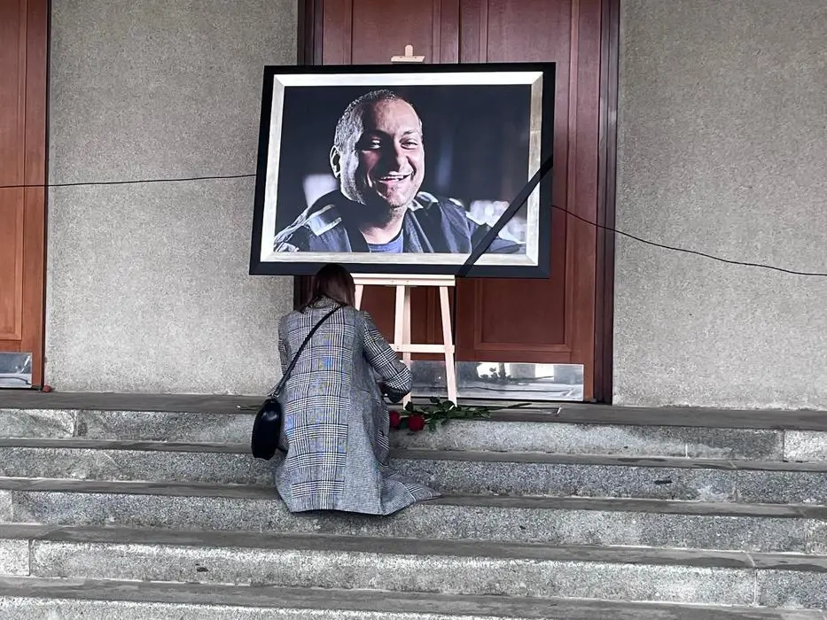 Galerie: Zastavil se čas. Právě probíhá poslední rozloučení s Patrikem Hezuckým