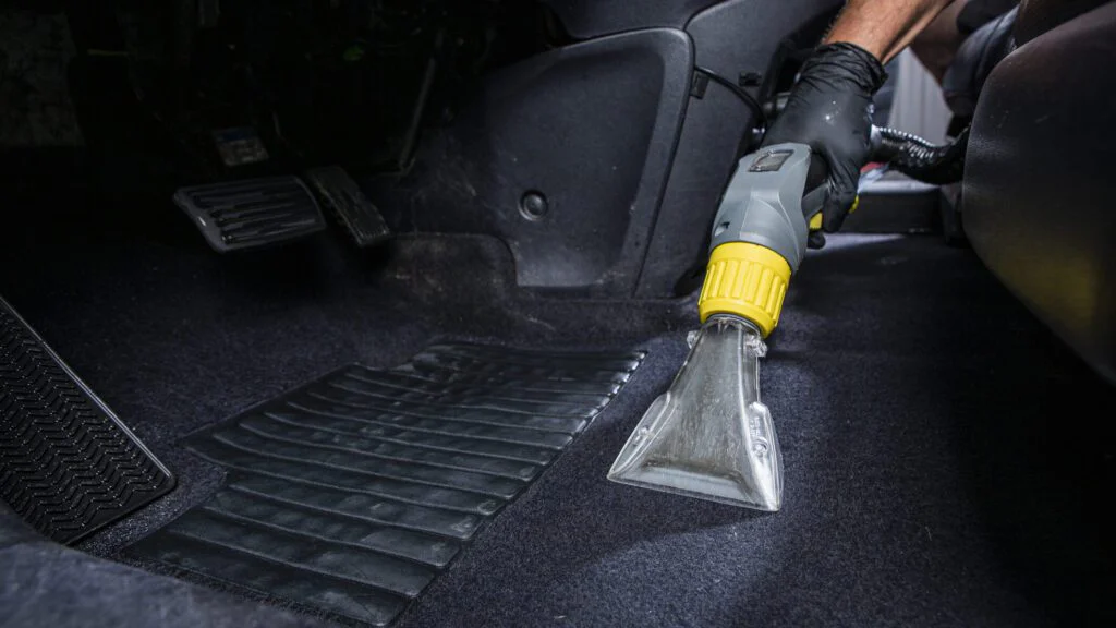 Vysávání interiéru