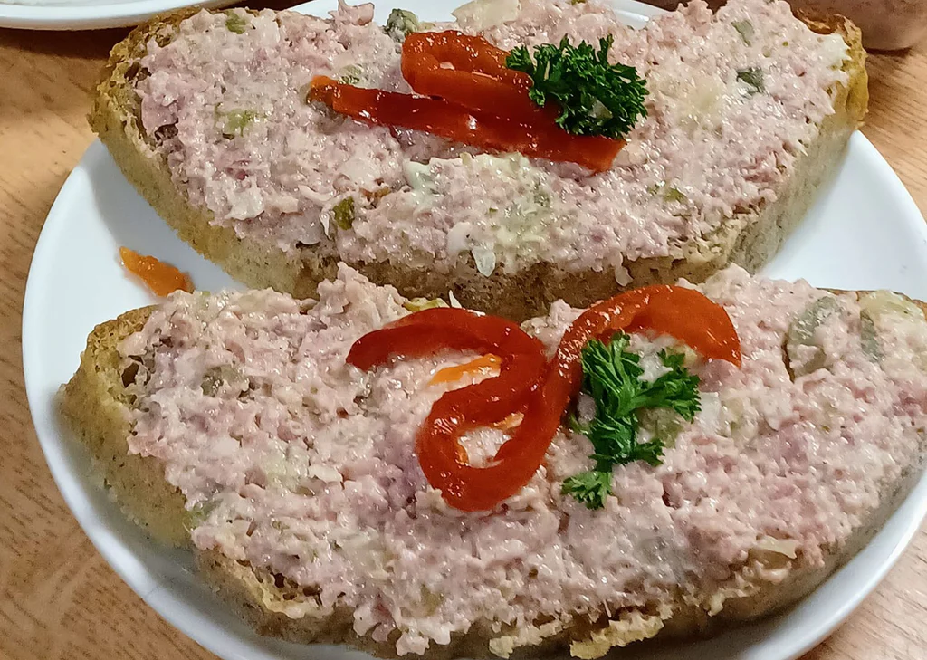 Pikantní pomazánka se špekáčky nebo salámem, co má říz