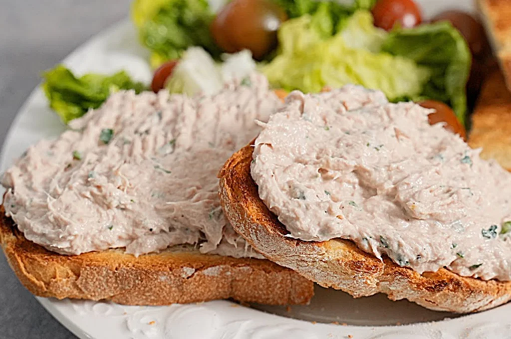 Obrázek k receptu: Báječná svačina nebo snídaně: tuňáková pomazánka hotová „raz dva“