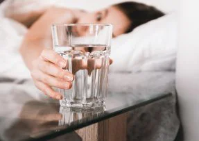 Žena a sklenice vody