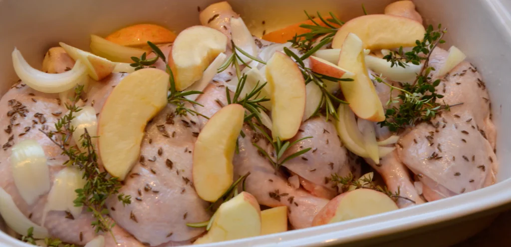 Obrázek receptu na Kuře á la husa s červeným zelím a řepou podávané s rychlými bramborovými knedlíky. Když svatý Martin přijíždí na bílém koni, patří na stůl pečená husa...