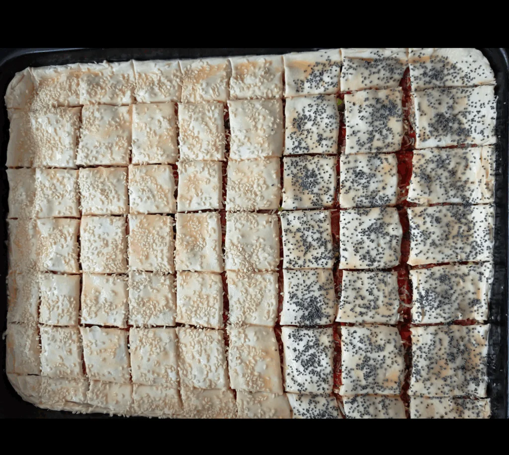 Před pečením potřeme vajíčkem a posypeme libovolným sypáním.