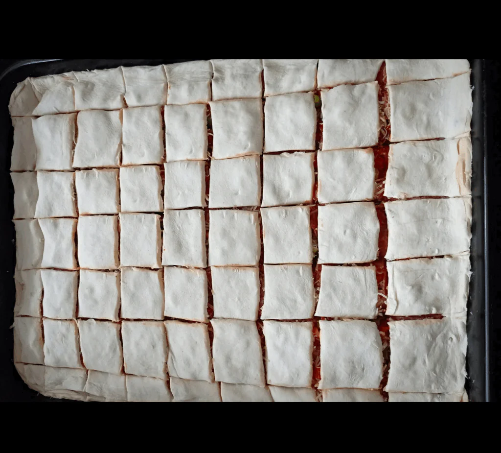 Koleckem rozkrájíme na čtverce.