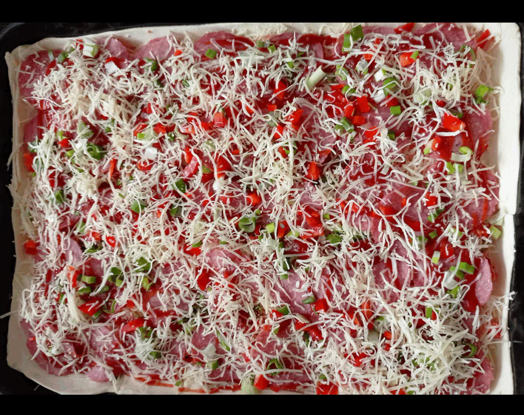 Plat těsta naplníme a přiklopíme druhým platem.