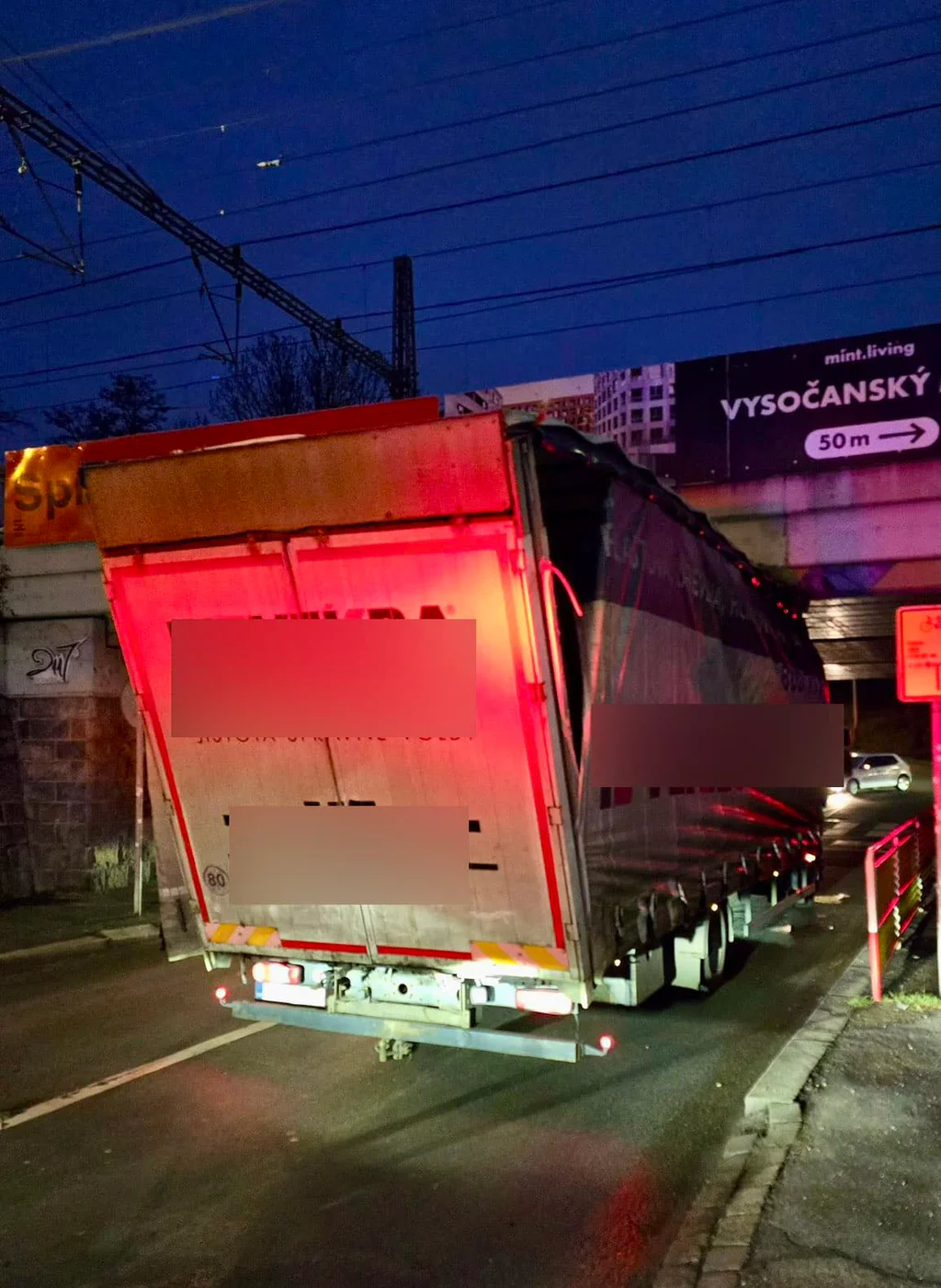 Nehoda nákladního vozu v Praze. Foto: HZS