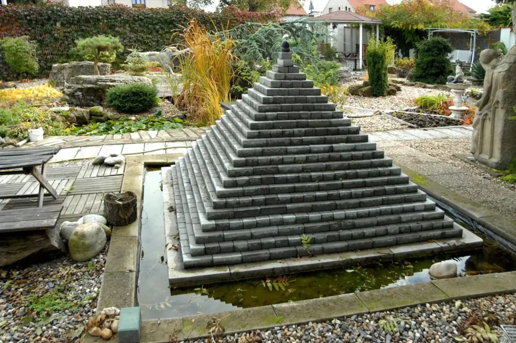 Na zahradě si postavil vlastní pyramidu. Když lidé uviděli, co je uvnitř, zůstali v šoku.