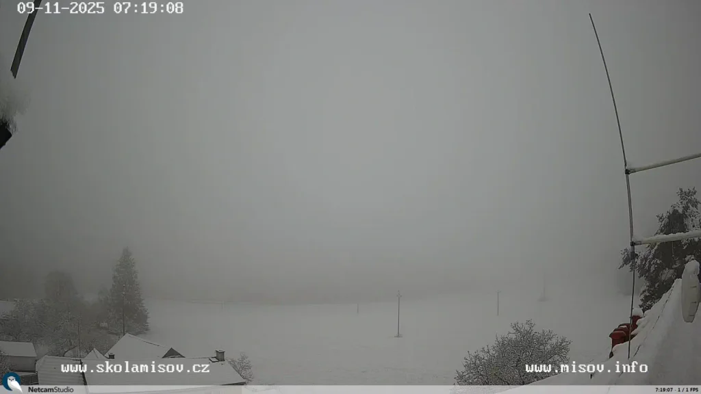 Česko zasypala chumelenice. Sníh padá i tam, kde se naposledy objevil před lety, varuje ČHMÚ.