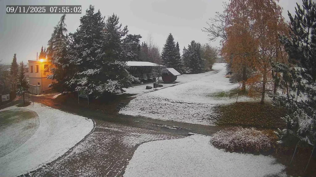 Náhlý příval sněhu způsobil chaos. Mimo hory leží až 5 cm, silničáři nestíhají uklízet.