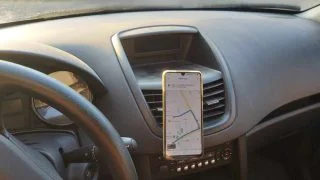 Řidičům, kterým ve výhledu brání navigace, může policie udělit pokutu až 2 000 Kč