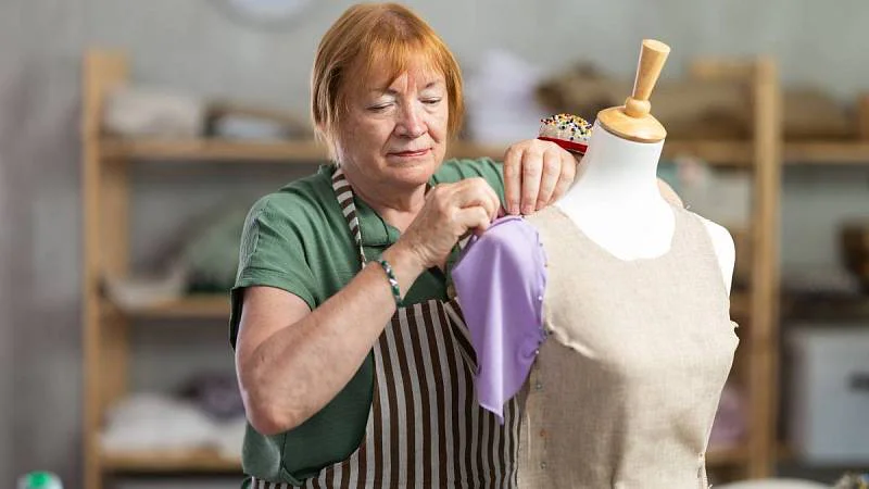 starší žena při práci