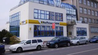 Raiffeisenbank přidá Čechům každý měsíc 10 000 Kč přímo na účet. Kdo všechno má na štědrou odměnu nárok?