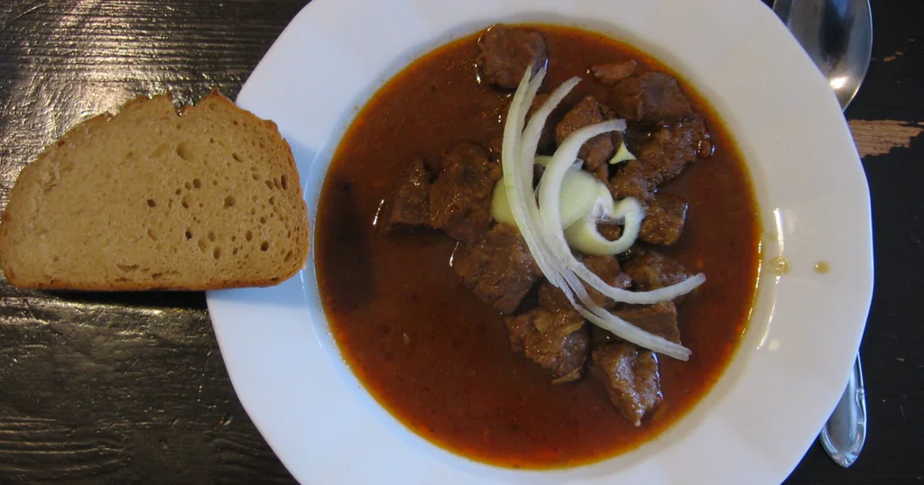 Obrázek k článku: Aby sousta nezhořkla: S těmito tipy už nikdy nebudete řešit spálený guláš ani tvrdé maso!