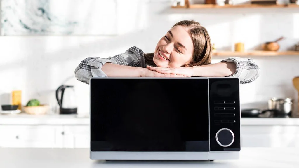 Zapomeňte na citron. Tato surovina vyčistí mikrovlnku rychleji a bez zápachu