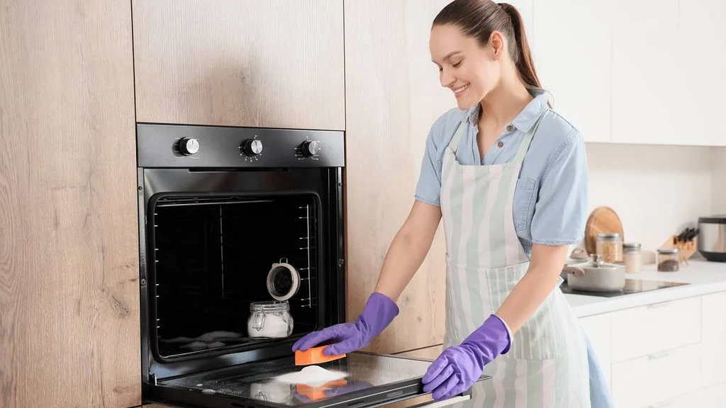Zapomeňte na chemii. Tímhle babiččiným trikem vyčistíte troubu za 5 minut