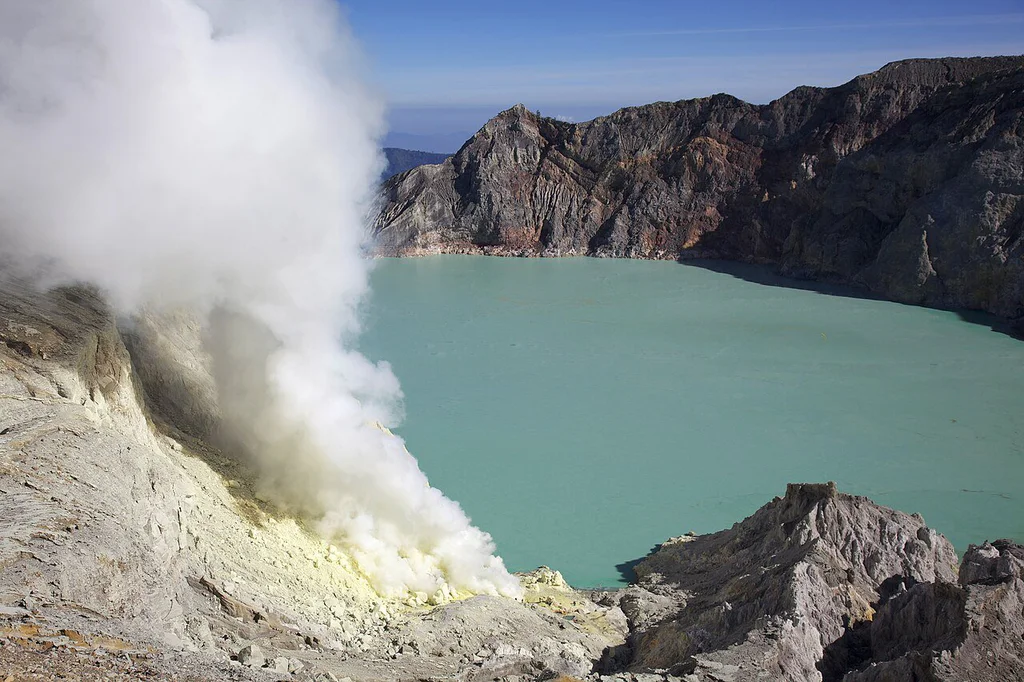 Kawah_Ijen_-East_Java_-Indonesia-31July2009