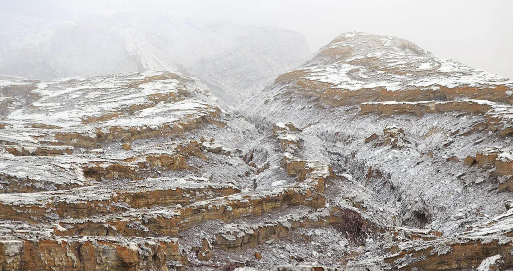 Kawah-Ijen_Indonesia_Ash-covered-slopes-of-the-crater-01