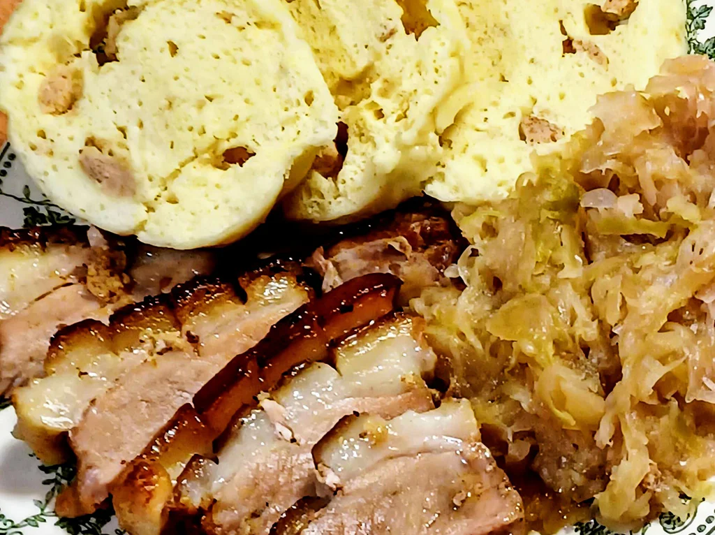 Tradiční knedlo bůčko zelo - česká klasika