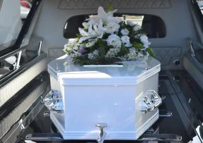 Bílá rakev v autě