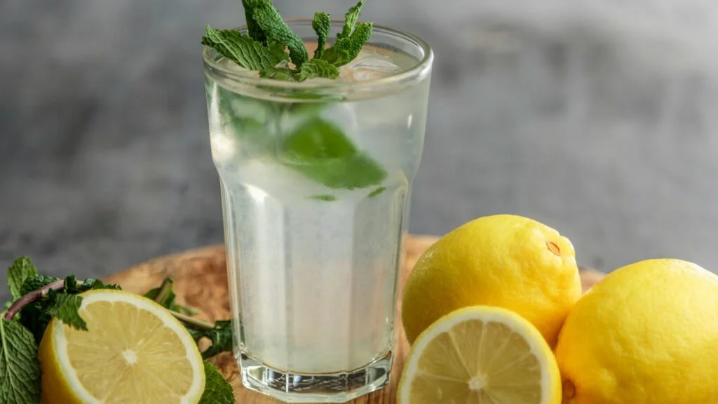 Voda s citronem