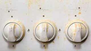 Jak na knoflíky na sporáku? Pár kapek na vatový tamponek a vyčistíte i zažranou a mastnou špínu